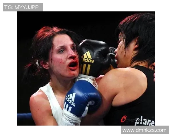 曾重达 238 公斤的 UFC 新星首秀 KO 对手,血溅说明席